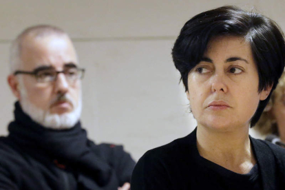 Rosario Porto y su ex marido Alfonso Basterra, detrás, en el juicio en el que fueron condenados. LAVANDEIRA JR