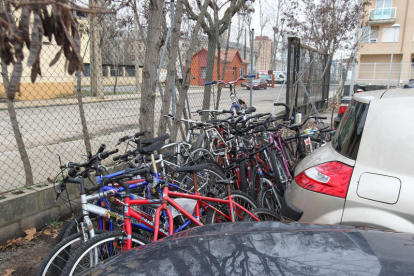 La bicicletas se acumulan en los almacenes de la grúa del paseo del Parque. SECUNDINO PÉREZ