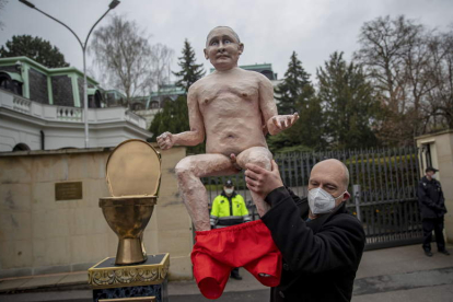Imagen de una escultura cáustica de Putin. MARTIN DIVISEK