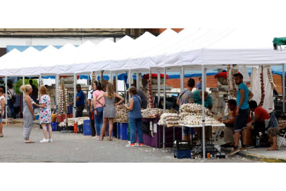 Los puestos de venta de ajos y otros productos agroalimentarios regresan este sábado a las calles de Veguellina de Órbigo. MARCIANO PÉREZ