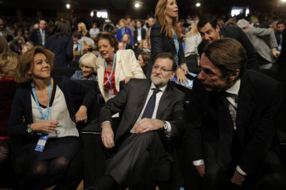 Mariano Rajoy, José Maria Aznar, Maria Dolores de Cospedal, Rita Barberá y Alicia Sánchez-Camacho al inicio de la convención del PP en Madrid.