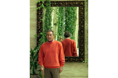 El escritor Antonio Gala posando ante un espejo. XURXO LOBATO