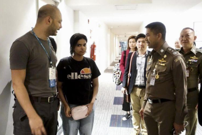 Rahaf, junto a oficiales de inmigración de la ONU en el aeropuerto de Bangkok.
