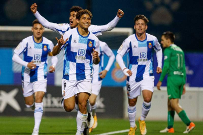 Becerra celebra uno de los 11 goles anotados la pasada temporada con el Espanyol B. LA GRADA