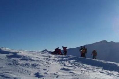 Compañeros del esquiador accidentado y miembros del equipo de rescate, en El Cornón