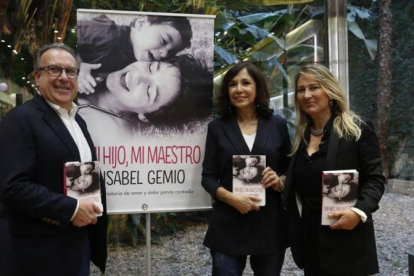 Isabel Gemio, en el centro, con Josep Cuní y Joana Bonet, en Barcelona, en la presentación de su libro Mi hijo, mi maestro.