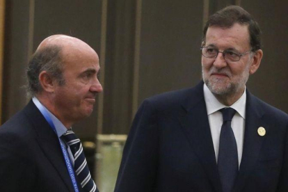 El presidente del Gobierno espanol en funciones, Mariano Rajoy, junto al ministro de Economia en funciones, Luis de Guindos, en la cumbre del G20 de China.