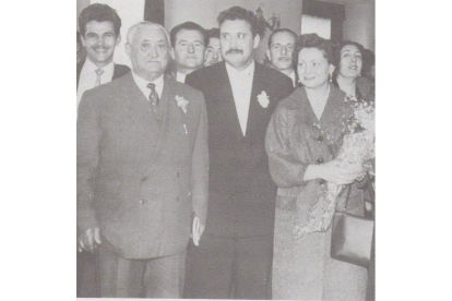 Tomás Salvador con su padre y su mujer en el homenaje por el Premio Nacional a ‘Cuerda de presos’