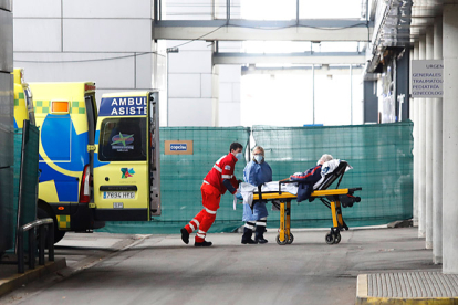 Un enfermo de covid ingresa en el área de Urgencias del Hospital de León. MARCIANO PÉREZ