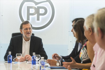 El presidente del PP, Mariano Rajoy, con miembros de su comité de dirección durante la reunión que mantuvieron este miércoles