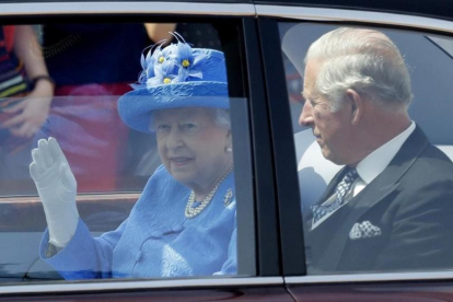La reina Isabel II se dirige al Parlamento de Londres junto a su hijo el príncipe Carlos.