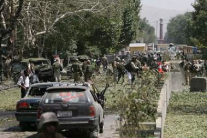 Soldados de la Otan aseguran la zona tras el atentado suicida en Kabul.