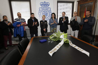 Un momento del homenaje a Isidro Gabino San Martín celebrado ayer en la comisaría de León
