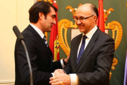 Suárez-Quiñones recibe las felicitaciones de Medrano el día de su toma de posesión