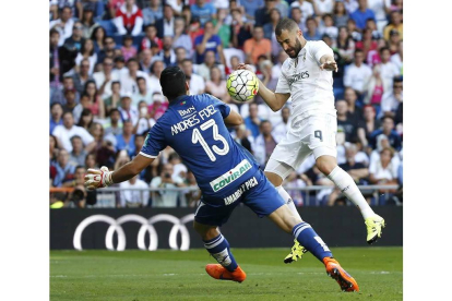 Karim Benzema marca de cabeza el único gol del partido.