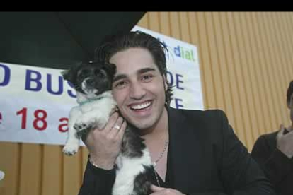 Imagen muy tierna del cántabro abrazado a un perrito que le brindó una de sus muchas fans.