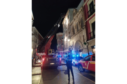 Policía Local y los Bomberos, en la calle Ancha tras la caída de cascotes. DL