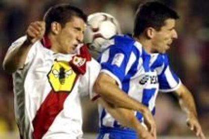 Makaay lucha por un balón aéreo en el partido de ayer ante el Rayo Vallecano