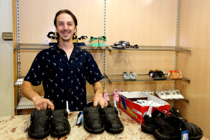 Adrián San Juan Fariñas hace prácticas vendiendo zapatos