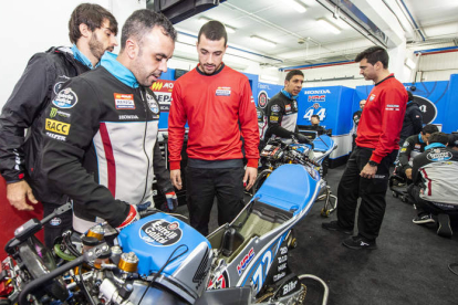 Santiago del Canto, en primer plano, y Antonio Multo, detrás, son los representantes leoneses en el Mundial de motociclismo.