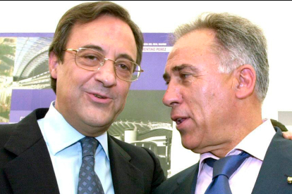 Florentino Pérez junto a Amancio Amaro, en el año 2000 después de que el primero ganara las elecciones a la presidencia del Real Madrid. MANUEL H. DE LEÓN EFE