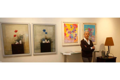 Marili Santos junto a algunas de las obras que cuelgan por última vez en la galería Bernesga. FERNANDO OTERO