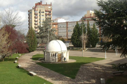 El observatorio del nuevo Instituto Padre Isla, en el barrio de San Claudio, una estampa distintiva de su patio.