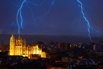 La Catedral de León, durante una tormenta eléctrica en verano. RAMIRO
