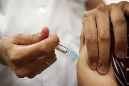 Un hombre recibe una vacuna en León. JESÚS F. SALVADORES