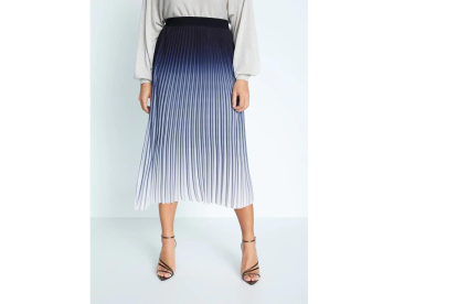 En Mango se puede adquirir esta falda midi plisada de efecto hipnótico por 49.90 euros. Sfera también tla tiene en tonos morados. DL