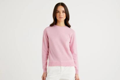 El jersey rosa de Benetton de pura lana merina y cuello redondo se puede adquirir por 39.95 euros. DL