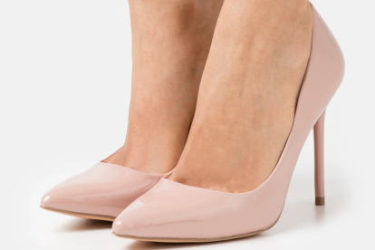 Unos zapatos rosa empolvado de tacón se venden por 39.90 euros en Even&Odd para Zalando. DL
