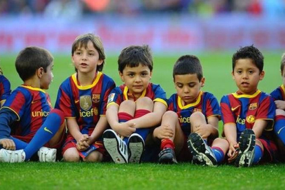 Niños y niñas en el Camp Nou antes de un partido.