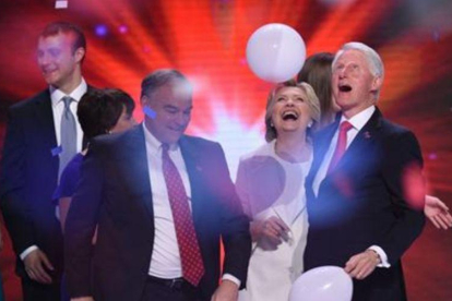 Clinton y su esposo (derecha), en la Convención Demócrata en Filadelfia.