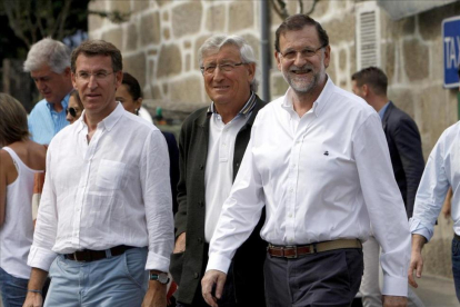 El presidente del PP y del Gobierno en funciones, Mariano Rajoy, junto a Alberto Núñez Feijoo en un acto en Pontevedra