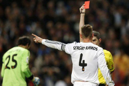 Undiano Mallenco muestra la cartulina roja a Ramos, en un momento del clásico del Bernabéu.