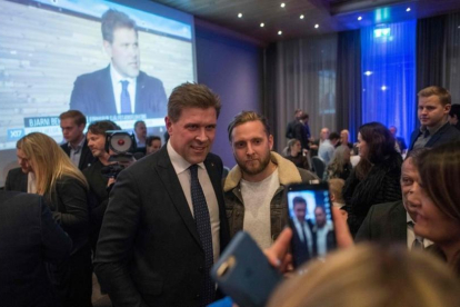 El líder del Partido de la Independencia, Bjarni Benidiksson, celebra su victoria electoral en el Gran Hotel de Reykjavik.
