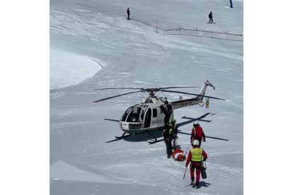 El helicóptero de la Guardia Civil se llevó el cadáver. DL