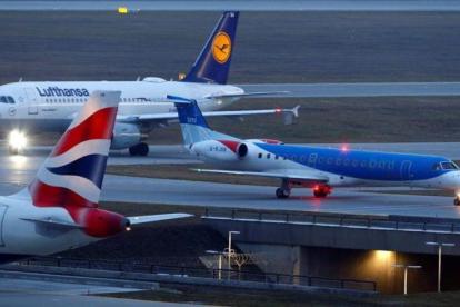 Avión de Flybmi entre uno de British Airwyas y otro de Lufthansa en el aeropuerto de Múnich.