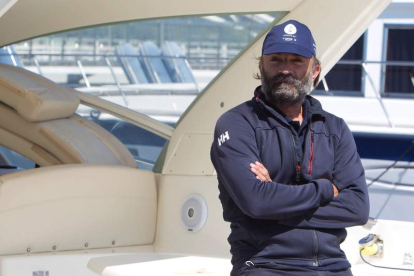 El responsable de la empresa Sailing, Alfonso Casas, en la frontera natural del río Miño. SALVADOR SAS