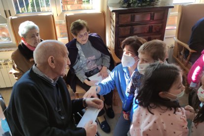 Los alumnos del Colegio Paula Montal de Astorga visitan residencias de ancianos por Navidad. DL