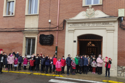 Los alumnos del Colegio Paula Montal de Astorga visitan residencias de ancianos por Navidad. DL