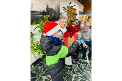 Los alumnos del Colegio Paula Montal de Astorga visitan residencias de ancianos por Navidad. DL