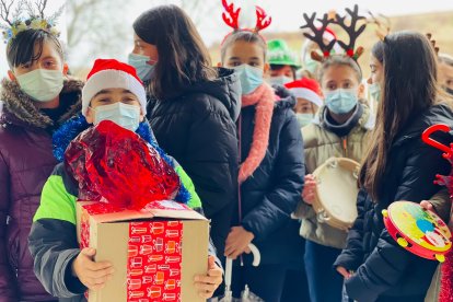 Los alumnos del Colegio Paula Montal de Astorga visitan residencias de ancianos por Navidad. DL