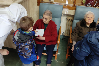 Los alumnos del Colegio Paula Montal de Astorga visitan residencias de ancianos por Navidad. DL