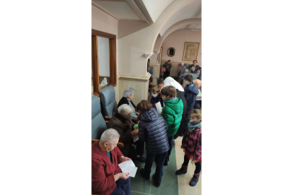 Los alumnos del Colegio Paula Montal de Astorga visitan residencias de ancianos por Navidad. DL