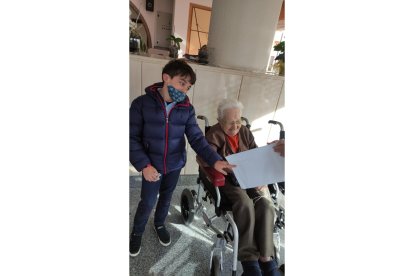 Los alumnos del Colegio Paula Montal de Astorga visitan residencias de ancianos por Navidad. DL