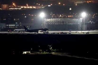 El avión de la aerolínea Air Canadá que ha pasado horas sobrevolando Madrid a causa de un problema técnico, en la pista. MARISCAL
