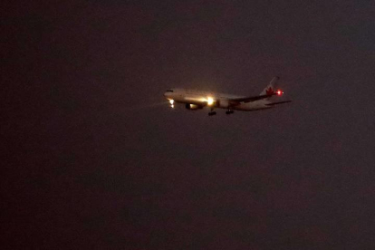El avión de Air Canada momentos antes de aterrizar sin problemas en el aeropuerto madrileño de Barajas. CHEMA MOYA