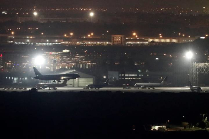 El avión de Air Canadá que lleva horas sobrevolando el espacio aéreo cercano al aeropuerto de Barajas, en el momento de su aterrizaje en el aeropuerto madrileño. MARISCAL